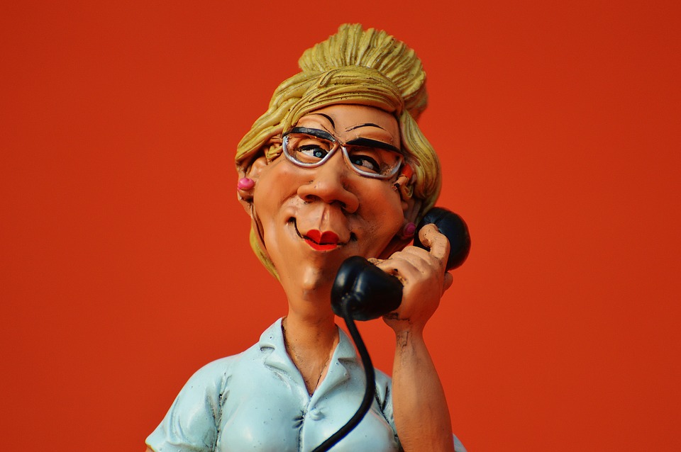 pupazza_segretaria_al_telefono