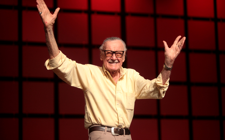 Stan Lee, editore Marvel Comics, esulta a una fiera di comics