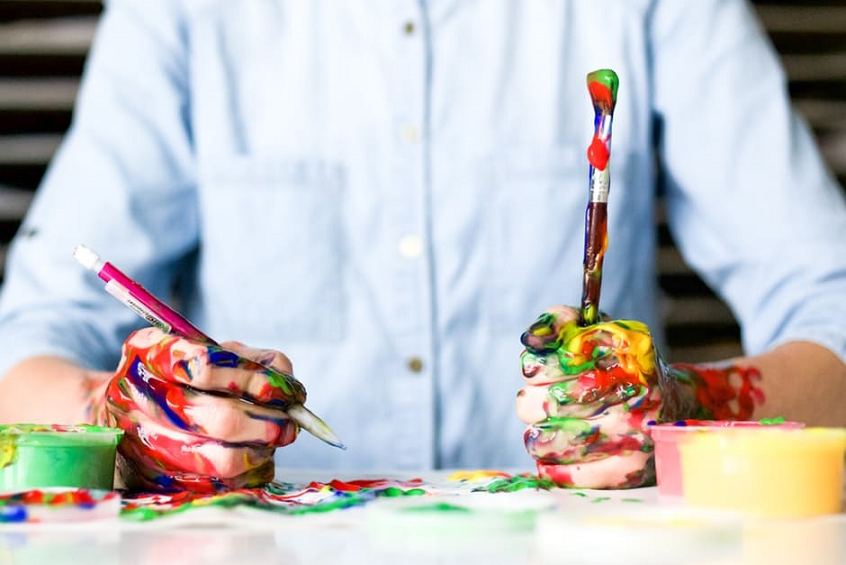 creativo con i pennelli Officina Meningi