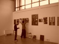 Akab durante l'allestimento della mostra