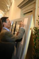 Firma su una sua tavola in mostra a Lucca