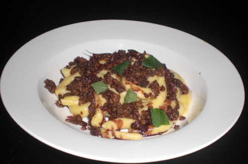 Pici di patata con salsiccia e aceto balsamico