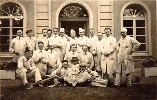I primi soci della Reale Aggregazione Venditori Carta Stampata Con Cordiali Nuvolette (RAVCSCCN), ovvero la prima associazione di protofumetterie. Era il 1896, in provincia di Belluno.