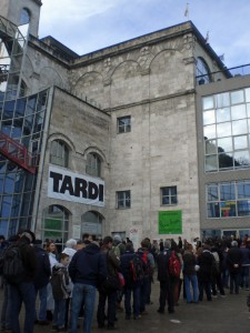 La fila del sabato mattina per entrare alla mostra di Tardi