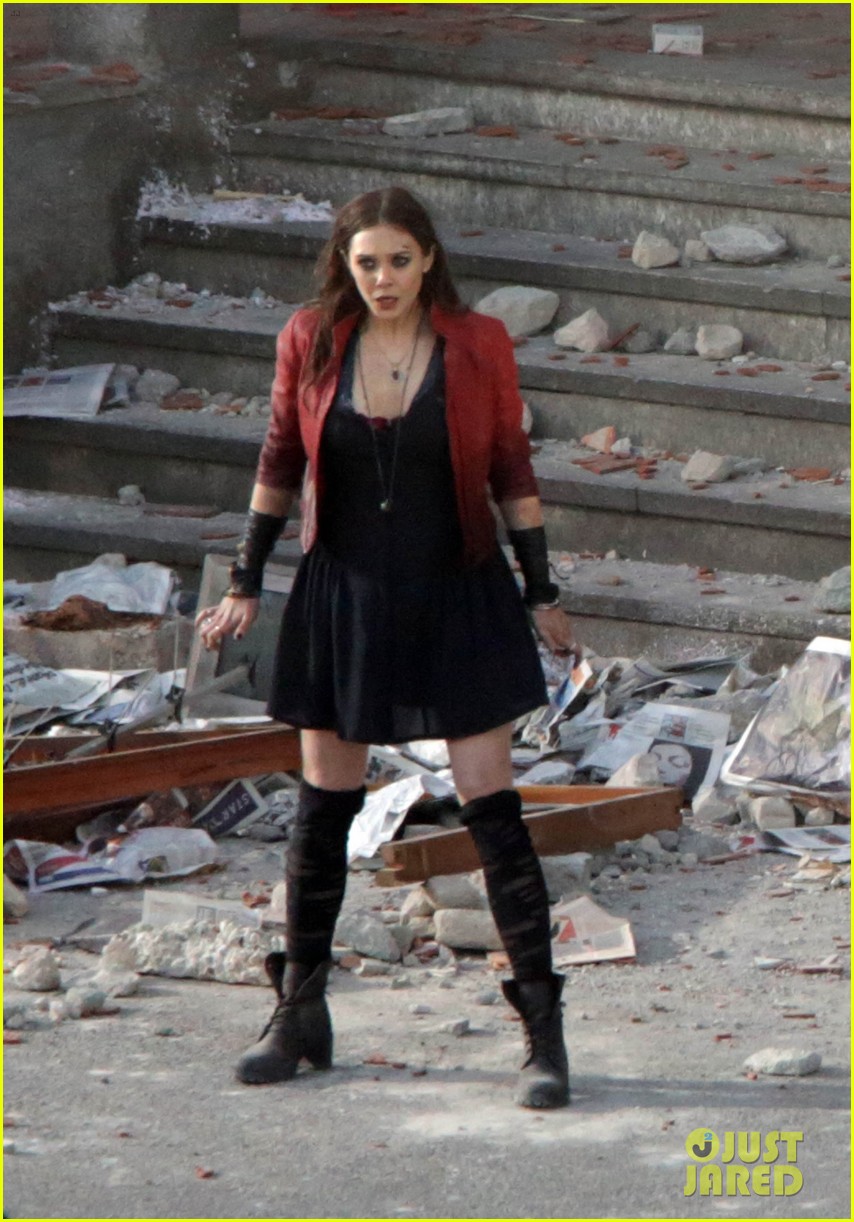 Set The Avangers Elizabeth Olsen come Scarlet Witch.