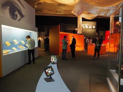 Foto della mostra. Originale dsonibile presso http://www.urban75.org/blog/comics-unmasked-art-and-anarchy-in-the-uk-exhibition-at-the-british-library-london/