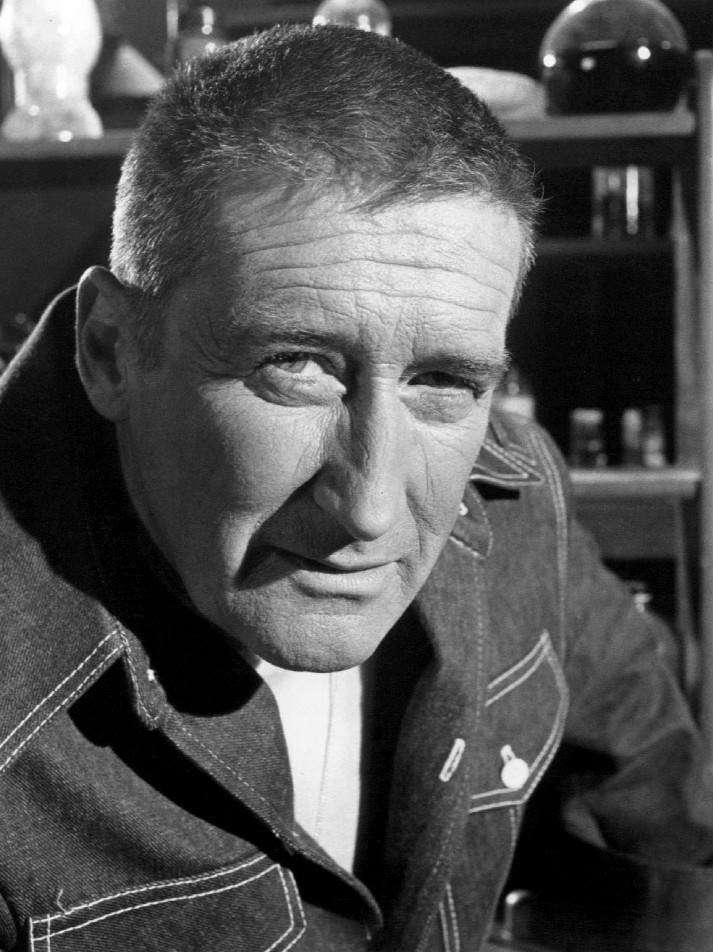 Mickey Spillane (1918-2006) è stato un autore fondamentale per la nascita e la definizione del genere hard-boiled. Frank Miller lo ha indicato come uno degli autori che più lo hanno influenzato.