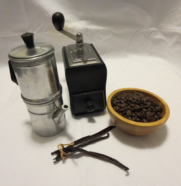 caffettiera, macinino, caffè e vaniglia