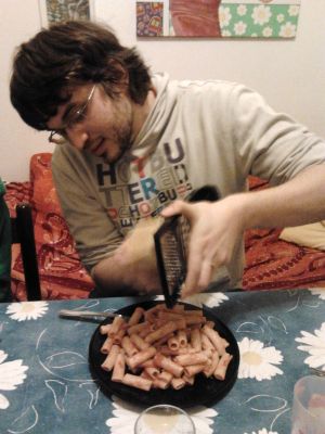 Aspettando la parmigiana, uno dei manticori si è preparato la pasta!