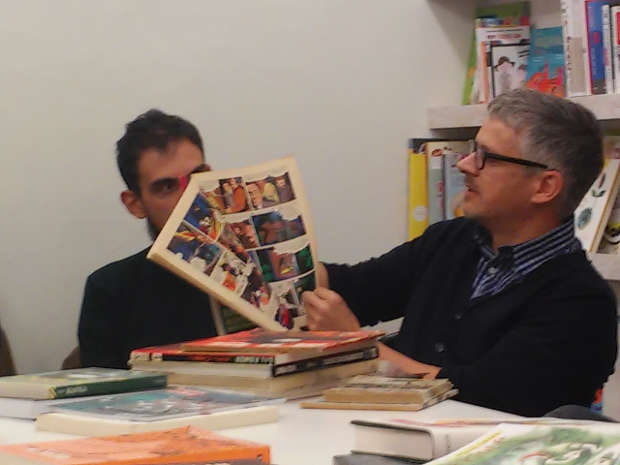 Paolo Bacilieri mentre sfoglia un numero del Corriere dei Ragazzi dalla sua collezione personale