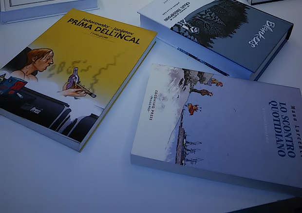 Fumetti sul tavolo pronti per la "lettura"