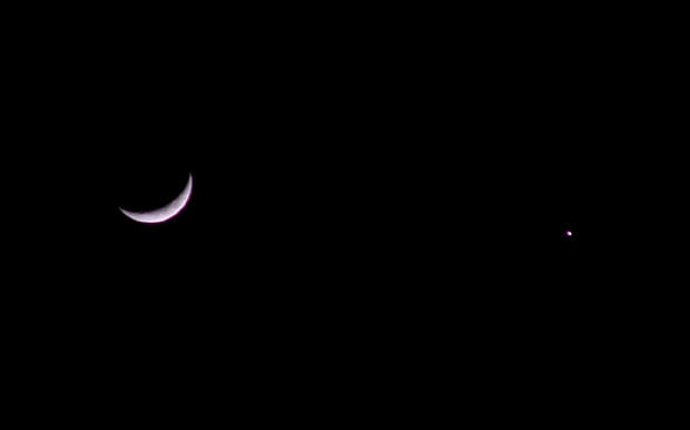 Una luna bagnata con accanto Venere. Foto di Melanie Rimmer