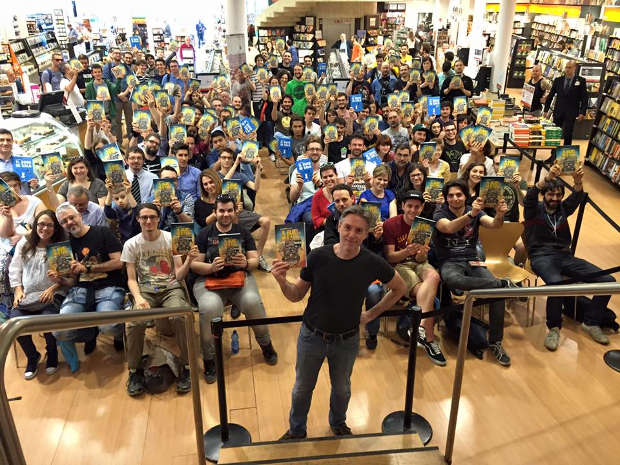 In posa con il volume. Foto dall'account facebook dell'editore.
