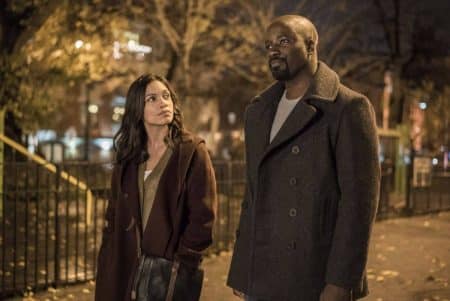Mike Colter e Rosario Dawson.