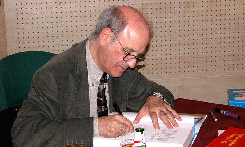 Quino (cartoonist) autographs a book in Paris,