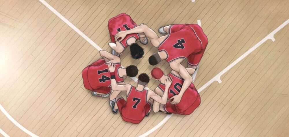 5 ragazzi in un campo da basket